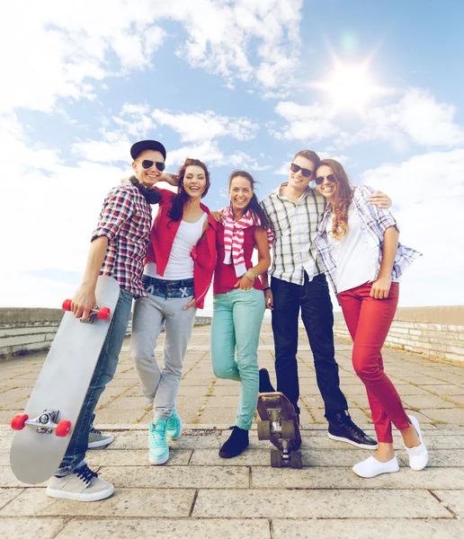 Teenagers with skates outside — Stock Photo, Image