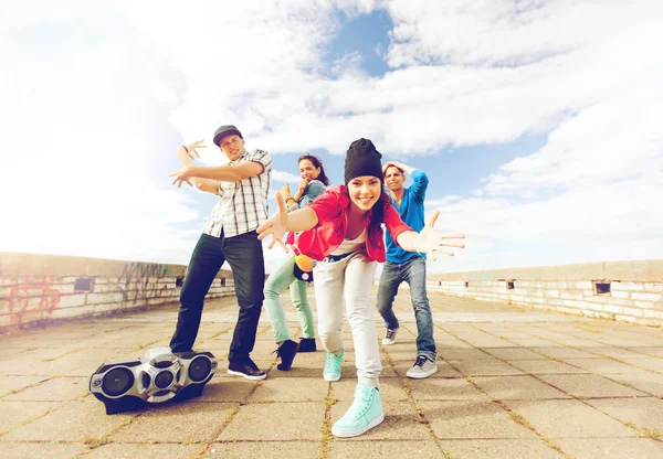 Group of teenagers dancing — Stock Photo, Image