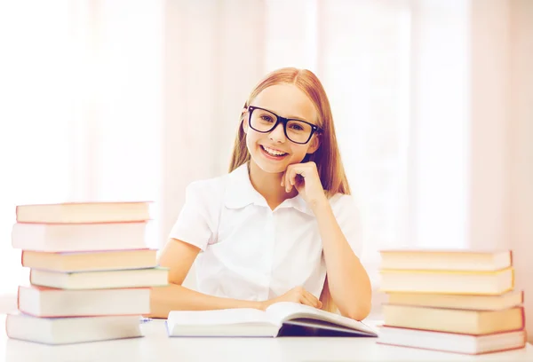 Estudiante chica estudiando en la escuela — Foto de Stock