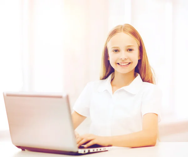 Ragazza con pc portatile a scuola — Foto Stock