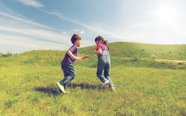 Grupo de niños felices corriendo al aire libre — Foto de Stock