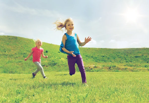 Grupo de crianças felizes correndo ao ar livre — Fotografia de Stock
