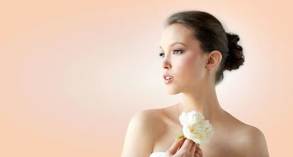 Krásná asijská žena s květinami a šperky — Stock fotografie