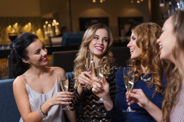 Glada kvinnor med champagneglas på nattklubb — Stockfoto