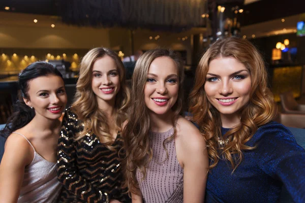 Felice sorridente donne prendendo selfie al night club — Foto Stock