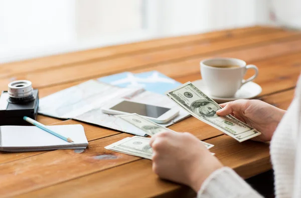 Närbild på resenären händer räknar dollar pengar — Stockfoto