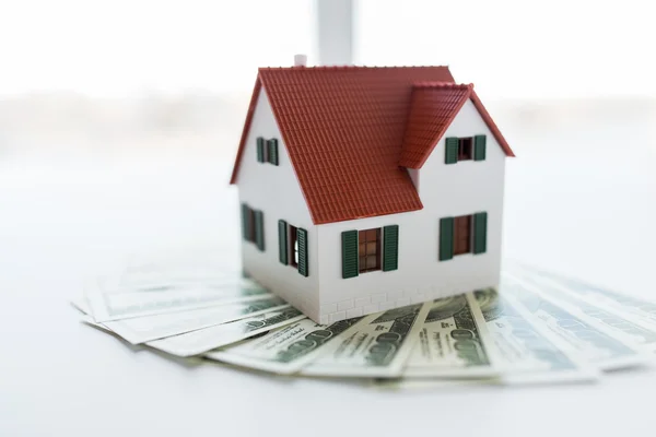 Close-up de casa ou modelo de casa e dinheiro — Fotografia de Stock