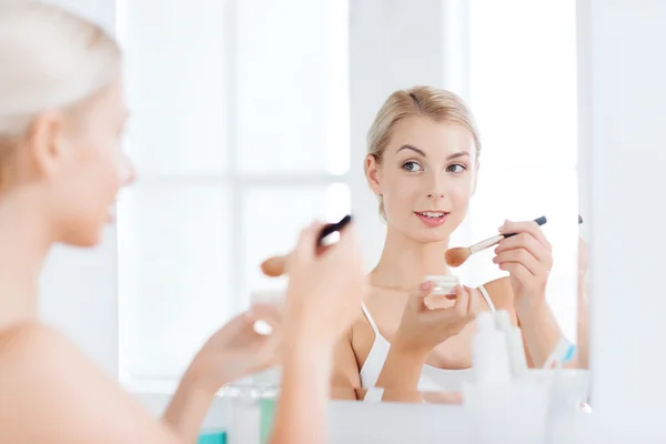 Жінка з пензлем для макіяжу і порошком у ванній — стокове фото