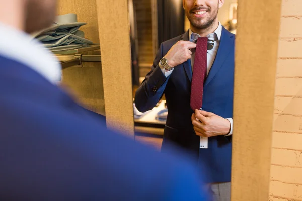 Κοντινό πλάνο του ανθρώπου προσπαθώντας γραβάτα για στον καθρέφτη — Φωτογραφία Αρχείου