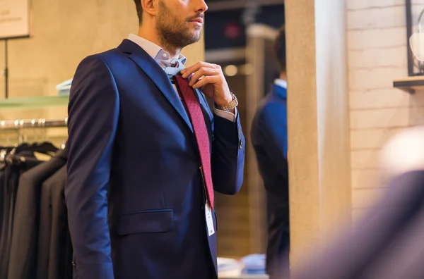 衣料品店でにネクタイをしようとして男のクローズ アップ — ストック写真