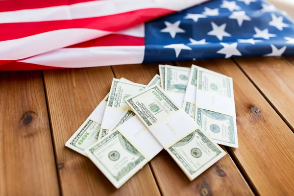 Nahaufnahme von amerikanischer Flagge und Dollargeld — Stockfoto