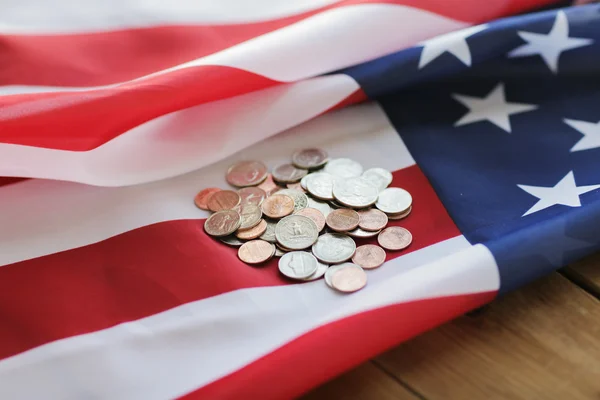 Zbliżenie na amerykańską flagę i pieniądze — Zdjęcie stockowe