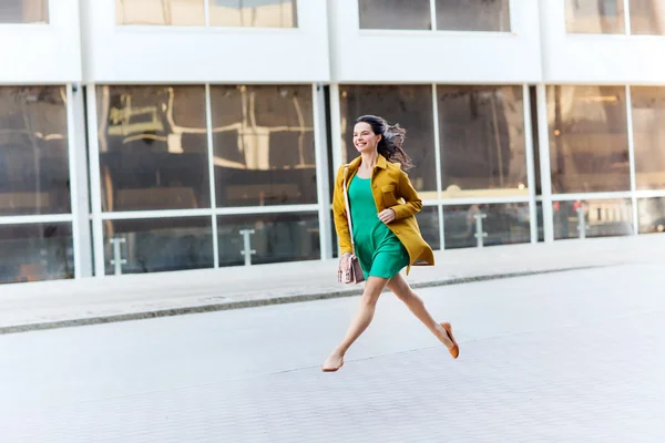 Feliz joven mujer o adolescente en la calle de la ciudad —  Fotos de Stock