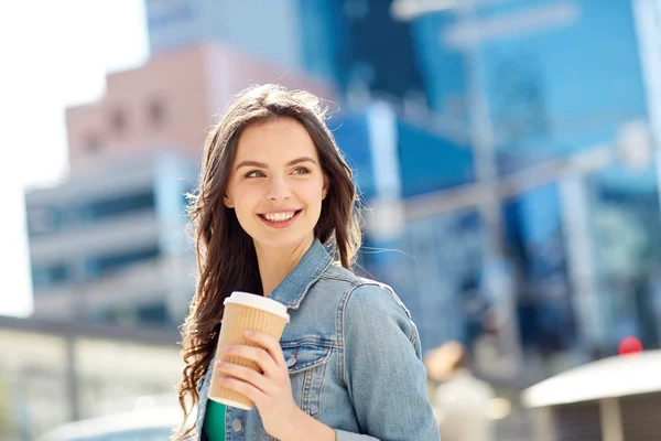 Glad ung kvinna dricker kaffe på ort gata — Stockfoto