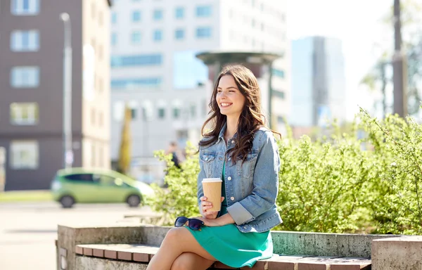 Feliz jovem bebendo café na rua da cidade — Fotografia de Stock