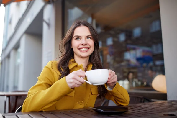都市通りのカフェでココアを飲んで幸せな女 — ストック写真