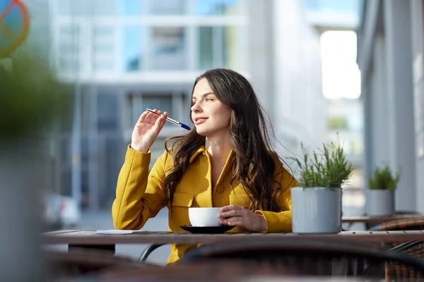 Šťastná žena s notebookem pití kakao v kavárně — Stock fotografie