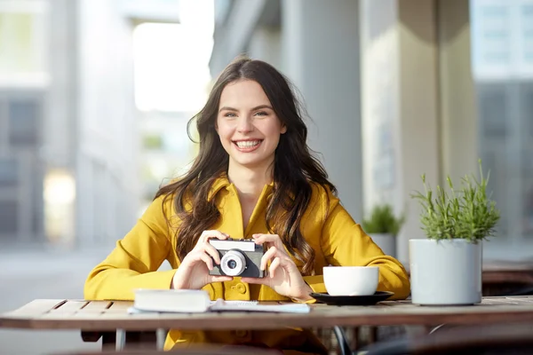 市内のカフェでカメラで幸せ観光女性 — ストック写真