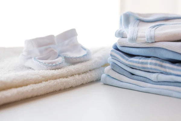 Close up van de kleren van de jongens van de baby voor pasgeboren op tafel — Stockfoto