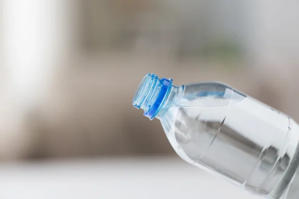 Primo piano della bottiglia di plastica con acqua potabile — Foto Stock