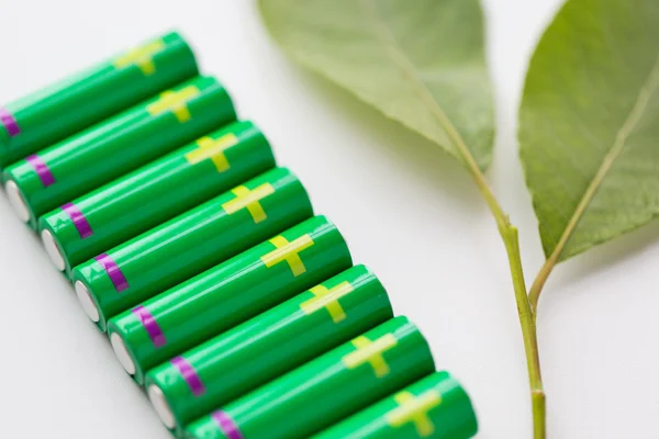 Primer plano de las baterías alcalinas verdes —  Fotos de Stock