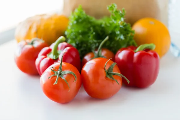 Close up of fresh ripe vegetables on kitchen table — Stock Photo, Image