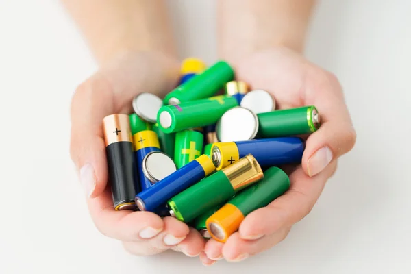 Close up van handen met alkaline batterijen heap — Stockfoto