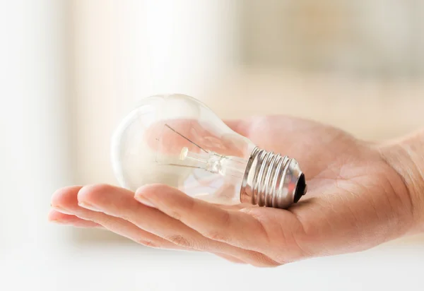 Close-up van de hand met de edison lamp of gloeilamp — Stockfoto