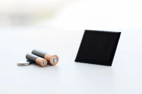 Primer plano de las baterías alcalinas y la célula solar — Foto de Stock