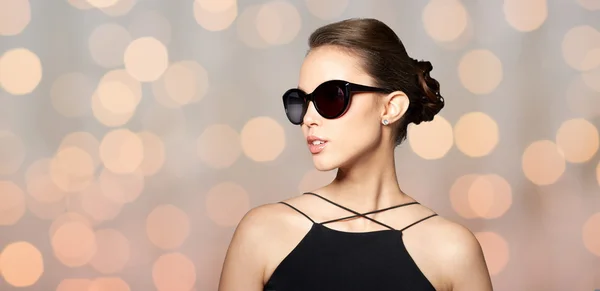 Belle jeune femme aux élégantes lunettes de soleil noires — Photo