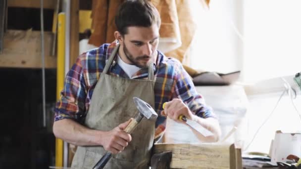 Carpintero con cincel trabajando en taller — Vídeos de Stock