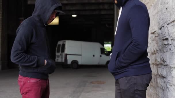 Adicto compra dosis de traficante de drogas en la calle — Vídeo de stock