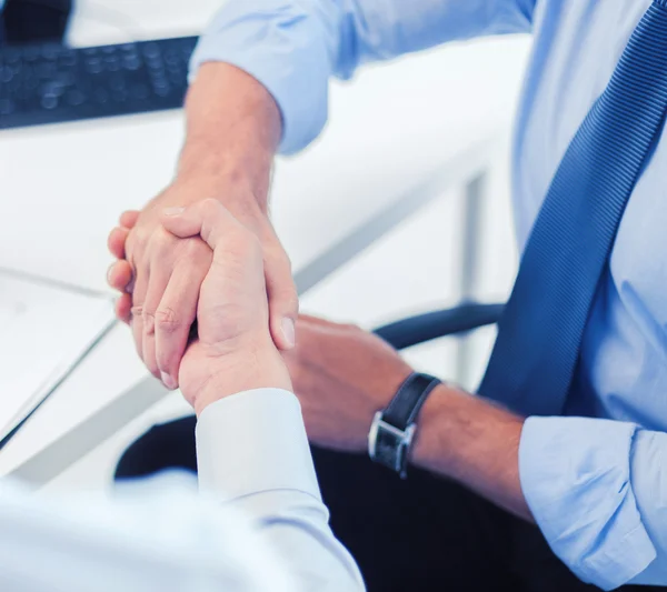 Hombres de negocios estrechando la mano en la oficina — Foto de Stock