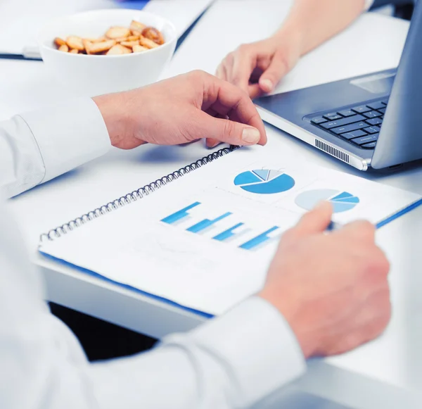 Business team having discussion in office — Stock Photo, Image