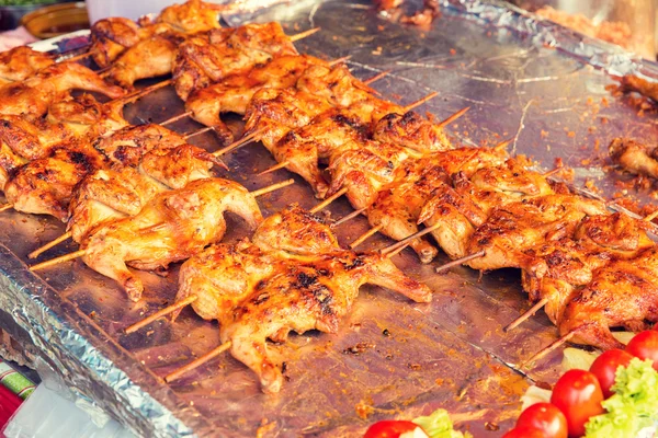Grill de poulet au marché de rue — Photo