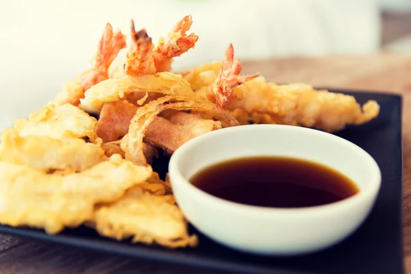 Close up of deep-fried shrimps and soy sauce — Stock Photo, Image