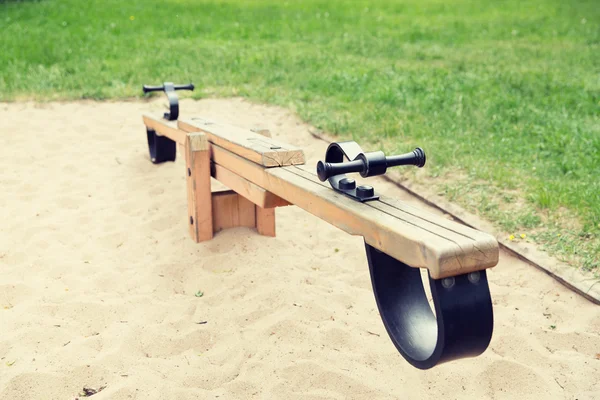 Közelkép a swing, vagy a játszótéren teeterboard — Stock Fotó