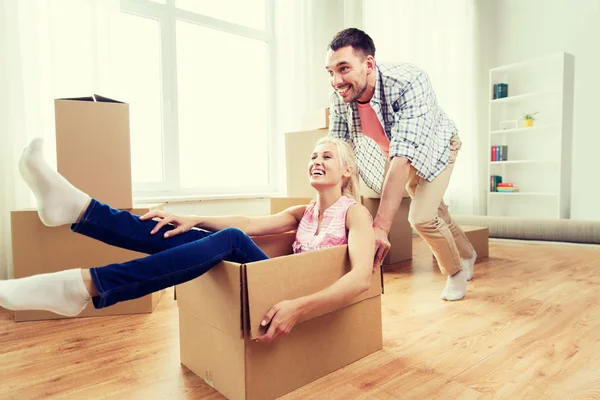 Paar mit Pappkartons hat Spaß im neuen Zuhause — Stockfoto