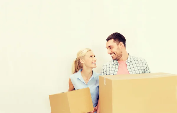 Pareja con cajas de entrega mudándose a un nuevo hogar — Foto de Stock