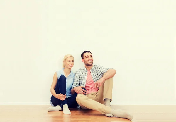 Casal feliz movendo-se para nova casa — Fotografia de Stock