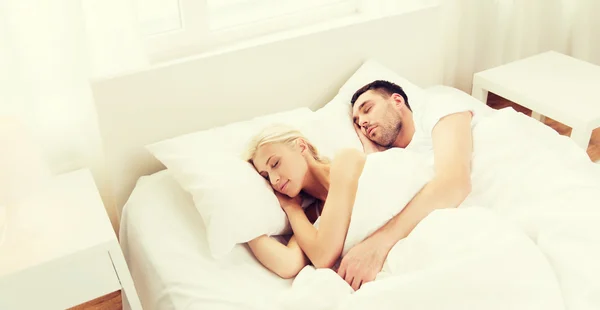 Gelukkig paar slapen in bed thuis — Stockfoto