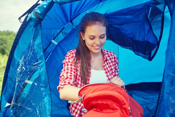 Kamp, çadırda oturan mutlu genç kadın — Stok fotoğraf