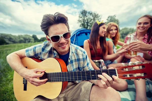 Ευτυχισμένος άνθρωπος με τους φίλους παίζοντας κιθάρα στο camping — Φωτογραφία Αρχείου