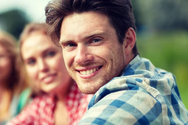 Gruppe lächelnder Freunde im Freien — Stockfoto