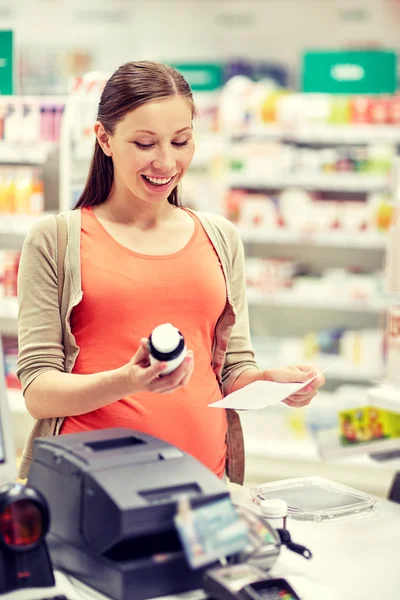 Femme enceinte heureuse avec des médicaments à la pharmacie — Photo
