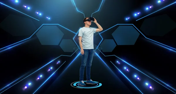 Homem feliz no fone de ouvido realidade virtual ou óculos 3d — Fotografia de Stock