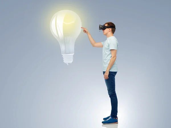 Glücklicher Mann in Virtual-Reality-Headset oder 3D-Brille — Stockfoto