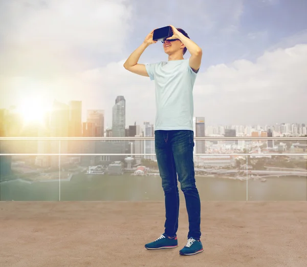 Szczęśliwy człowiek w wirtualnej rzeczywistości zestaw słuchawkowy lub okulary 3d — Zdjęcie stockowe