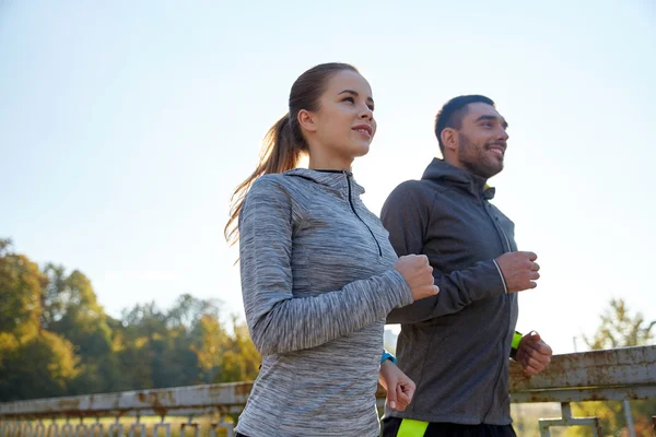 Pareja feliz corriendo al aire libre — Foto de Stock