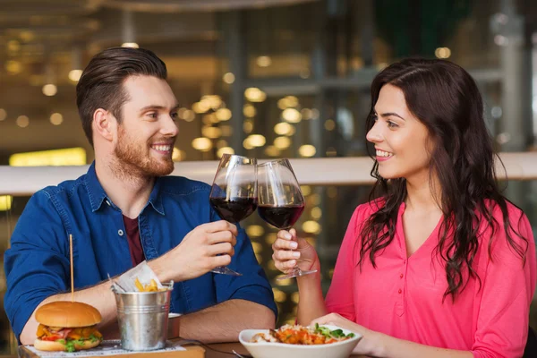 Glückliches Paar speist und trinkt Wein im Restaurant — Stockfoto